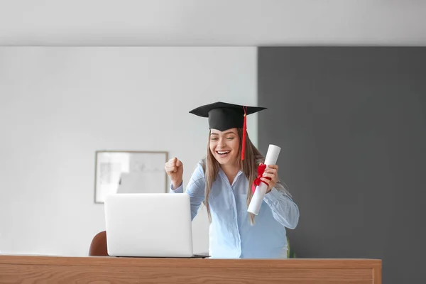 Glad Kvinnlig Student Sin Examensdag Hemma Begreppet Studier Nätet — Stockfoto