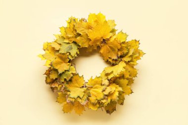 Renkli arka planda güzel sonbahar çelengi