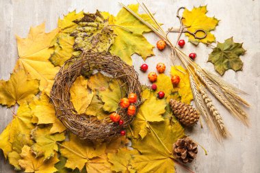 Gri arkaplanda güzel bir sonbahar çelengi