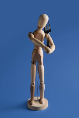 Renkli çatallı ahşap manken