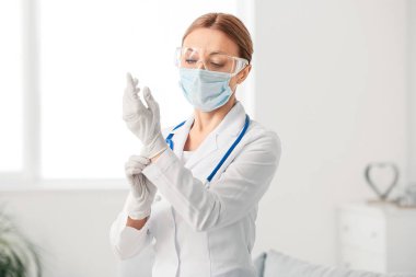 İçerideki koruyucu üniformalı kadın doktorun portresi.