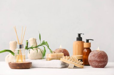 Işık arkaplanı üzerine spa seti