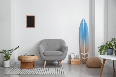 Sörf tahtası ve koltuğu olan modern şık bir oda.