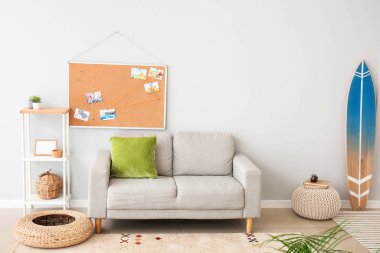 Sörf tahtası ve kanepesi olan modern şık bir oda.