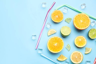 Renk arkaplanında sağlıklı turunçgil, pipet ve buz küpleri