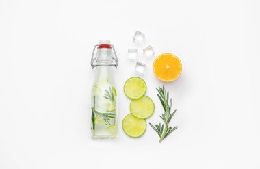 Beyaz arka planda sağlıklı limonata ve narenciye içeren kompozisyon
