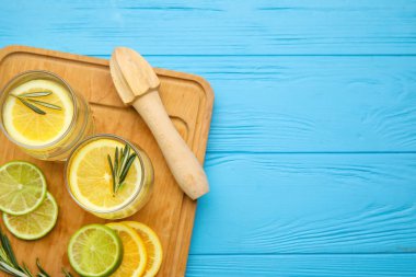 Sağlıklı limonata bardakları ve ahşap arka planda sıkma.