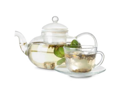 Çaydanlık ve bir fincan sıcak içecek beyaz arka planda