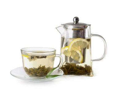 Çaydanlık ve bir fincan sıcak içecek beyaz arka planda