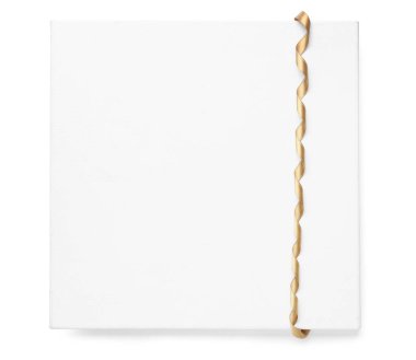 Beyaz arka planda altın kurdeleli boş bir kart.