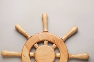 Gri arkaplanda gemi dümeni