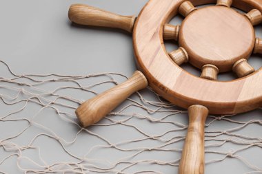 Gri arkaplanda dümen ve net