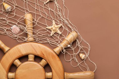 Dümen, ağ ve deniz kabukları renk arkaplanında