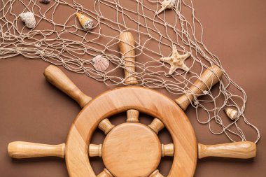 Dümen, ağ ve deniz kabukları renk arkaplanında