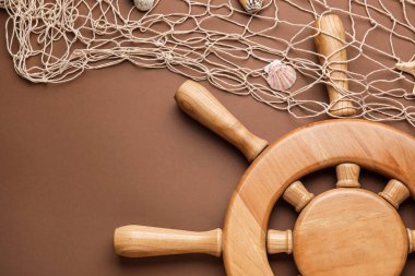 Dümen, ağ ve deniz kabukları renk arkaplanında