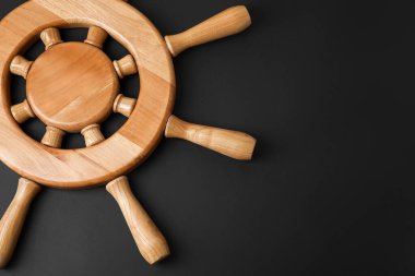 Koyu arkaplanda gemi dümeni