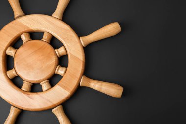 Koyu arkaplanda gemi dümeni