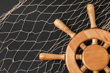 Koyu arkaplanda dümen ve ağ