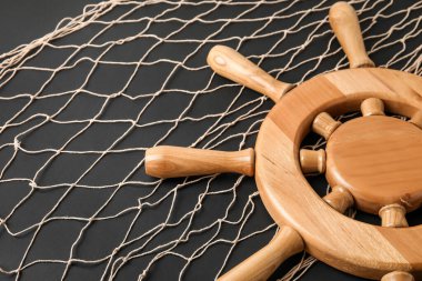 Koyu arkaplanda dümen ve ağ