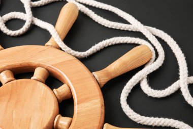 Koyu arkaplanda dümen ve ip