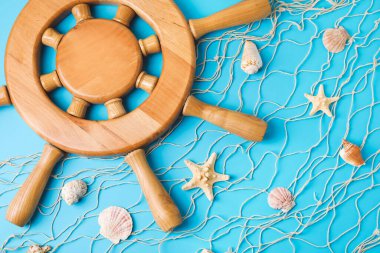 Dümen, ağ ve deniz kabukları renk arkaplanında