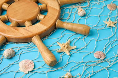 Dümen, ağ ve deniz kabukları renk arkaplanında