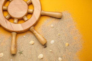 Dümen, kum ve deniz kabukları renk arkaplanında