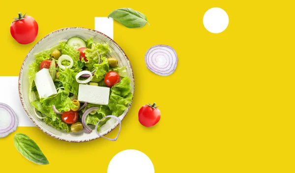 Bord Met Gezonde Salade Vliegende Ingrediënten Kleur Achtergrond — Stockfoto