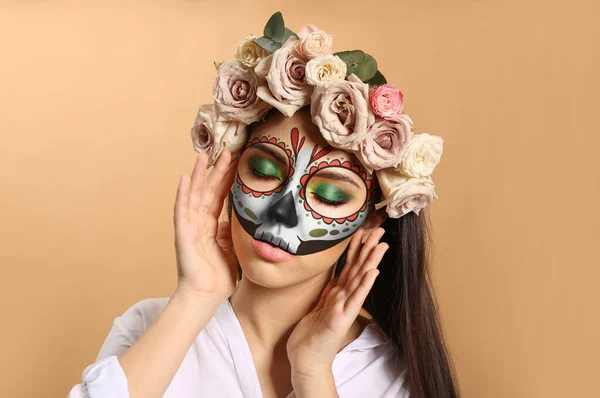 墨西哥死节当天 身穿彩绘骷髅头像的年轻女子出现在她的脸上 — 图库照片