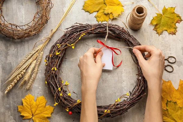 Fleuriste Faire Belle Couronne Automne Vue Sur Dessus — Photo