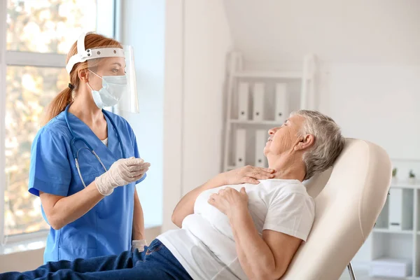 Donna Anziana Visita Dal Medico Clinica — Foto Stock