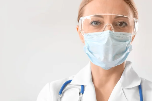 Porträtt Kvinnlig Läkare Med Skyddsuniform Kliniken — Stockfoto
