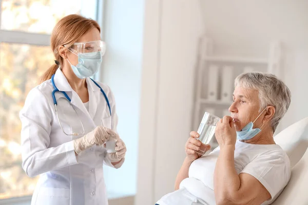 Doctor Giving Remedy Senior Woman Clinic — Stock Photo, Image