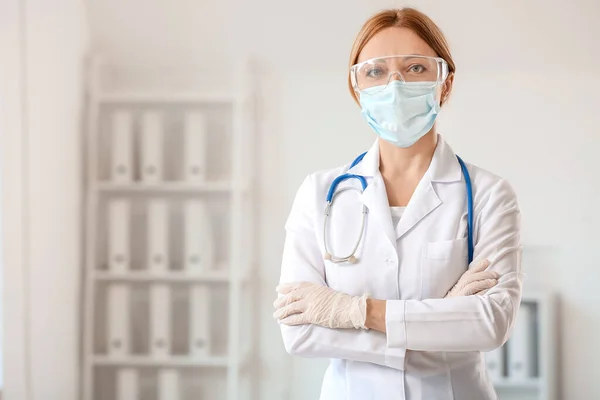 Retrato Doctora Con Uniforme Protector Clínica — Foto de Stock