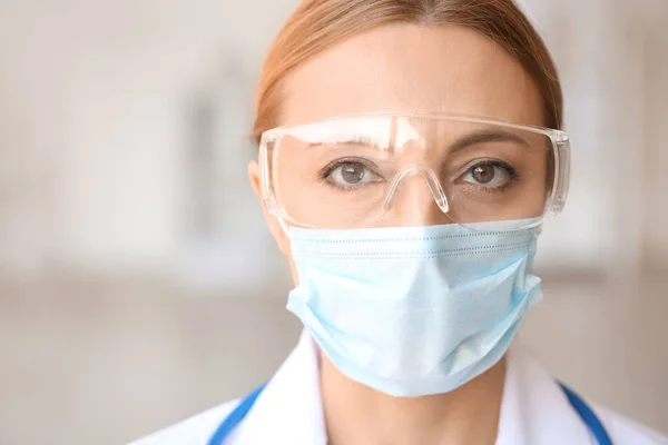 Porträtt Kvinnlig Läkare Med Skyddsuniform Kliniken — Stockfoto