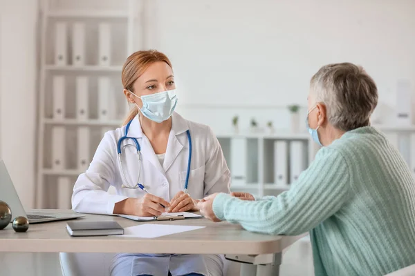 Senior Woman Visiting Doctor Clinic — Stock Photo, Image