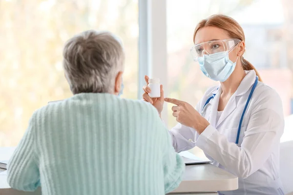 Medico Dando Rimedio Alla Donna Anziana Clinica — Foto Stock