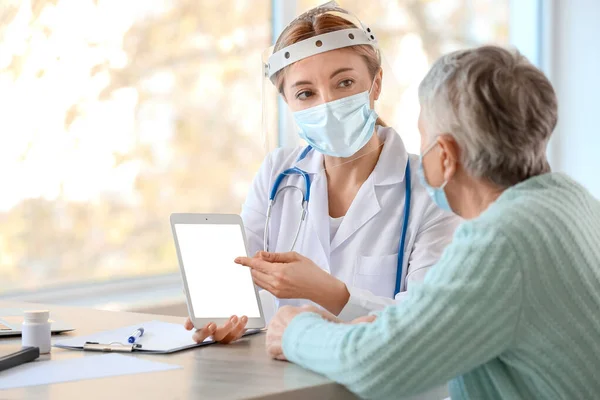 Doctor Tablet Computer Senior Woman Clinic — Stock Photo, Image