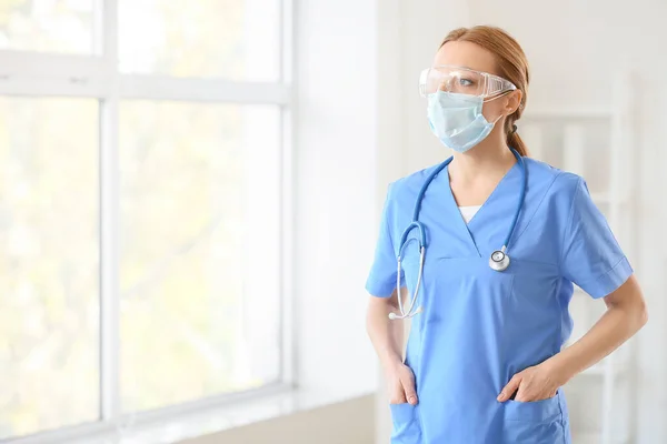 Retrato Doctora Con Uniforme Protector Clínica — Foto de Stock