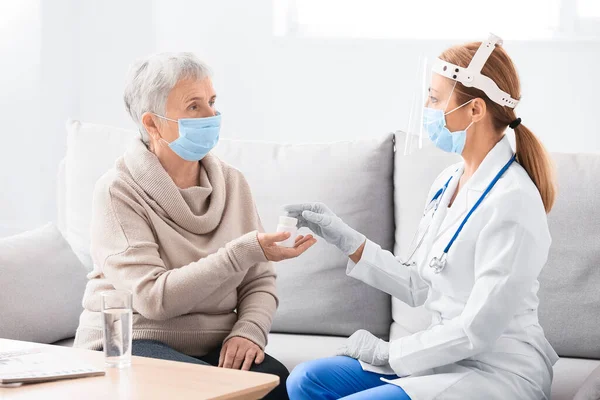 Medico Dando Rimedio Alla Donna Anziana Casa — Foto Stock