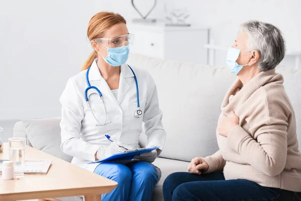 Doctor Visiting Senior Woman Home — Stock Photo, Image