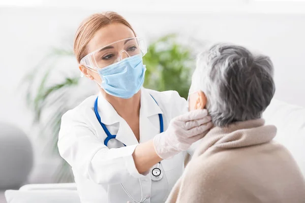 Doctor Examining Senior Woman Home — Stock Photo, Image