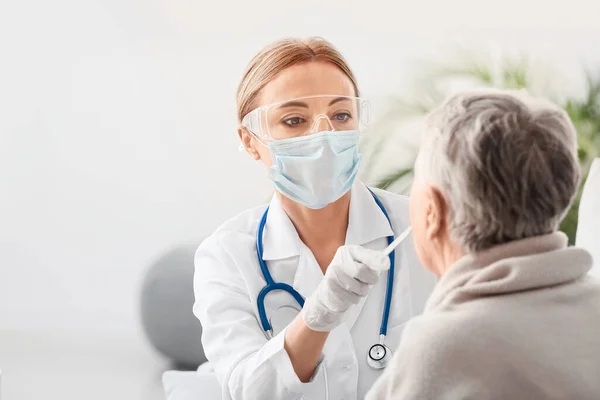 Doctor Examining Senior Woman Home — Stock Photo, Image