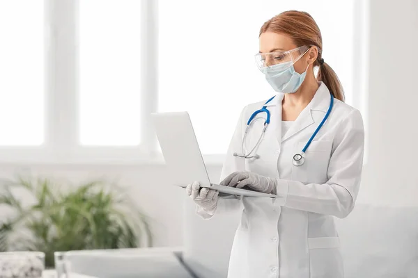 Portrait Female Doctor Protective Uniform Laptop Indoors — Stock Photo, Image