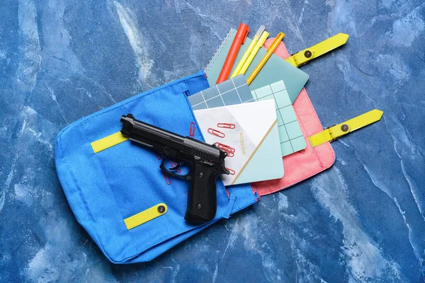 Pistola Mochila Com Papelaria Sobre Fundo Cor Conceito Tiroteio Escolar — Fotografia de Stock