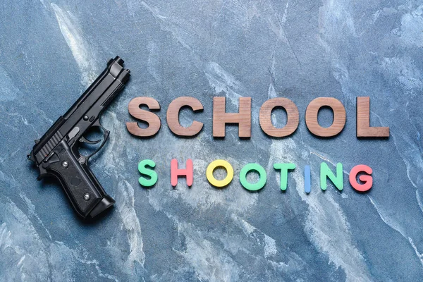 Pistol Med Text Skola Shooting Färg Bakgrund — Stockfoto