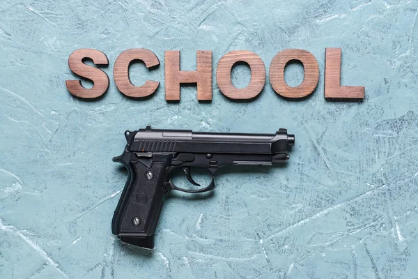 Пистолет Цветном Фоне Концепция Стрельбы Школе — стоковое фото