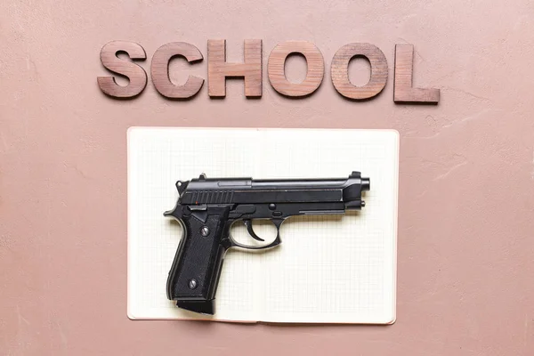 Pistolet Carnet Sur Fond Couleur Concept Tir Scolaire — Photo