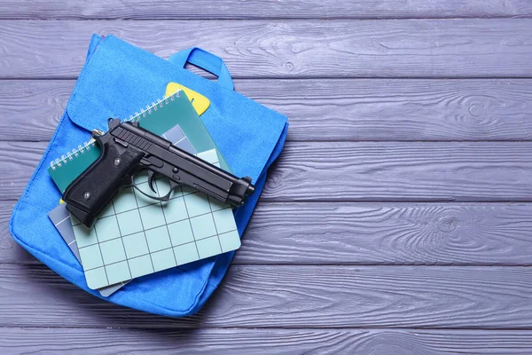 Pistola Mochila Com Cadernos Sobre Fundo Madeira Conceito Tiroteio Escolar — Fotografia de Stock