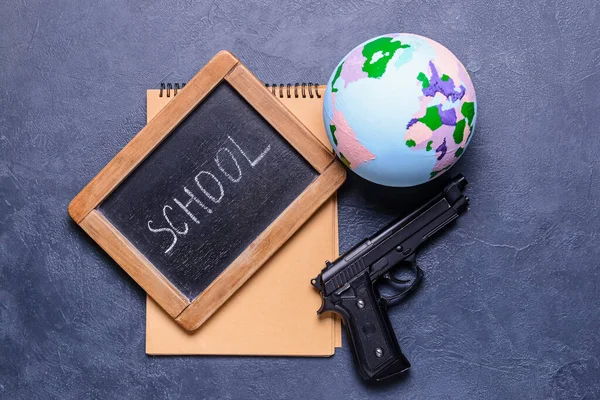 Pistol Krijtbord Donkere Achtergrond Begrip Schietpartij School — Stockfoto